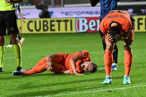 إنتر ميلان يعلن غياب بافارد لفترة طويلة بسبب إصابة في الركبة